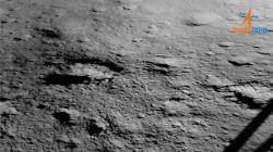 Fotografie pořízená modulem Vikram těsně po přistání na povrchu Měsíce, napravo dole je stín jeho přistávací nohy (zdroj ISRO).