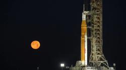 Kennedyho vesmírné středisko NASA - čekání na start Mise Artemis 2. (Zdroj NASA)