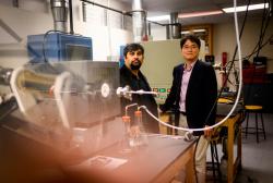 Profesoři strojního a průmyslového inženýrství Moneesh Upmanyu (vlevo) a Yung Joon Jung přišli na způsob, jak bez katalyzátoru, chemickým leptáním z křemíkových destiček pomocí par vyrobit velmi hustý „trávník“ extrémně tenkých křemíkových nanodrátků. Kredit: Matthew Modoono/Northeastern University