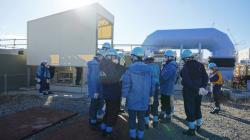 Pátá návštěva odborníků z MAAE zaměřená na kontrolu vypouštění tritiové vody (zdroj TEPCO) Pátá návštěva odborníků z MAAE zaměřená na kontrolu vypouštění tritiové vody (zdroj TEPCO)
