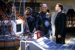 Posádka lodi Jupiterské důlní společnosti Červený trpaslík v průběhu dílu Bílá díra. Zdroj: https://reddwarf.co.uk/