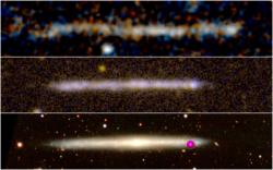 Nahoře: Snímek vzdáleného objektu pozorovaného HST. Znázorňuje emisi v ultrafialové části spektra. Uprostřed: Také UV snímek místní galaxie IC 5249 – ploché galaxie bez výdutě pozorované z boku. Podobnost jsou obou horních objektů je zjevná. Dole: Stejná galaxie IC 5249 pozorovaná ve viditelné části spektra. Prostorová měřítka všech tří obrazů jsou identická. Kredit: HST/ Instituto de Astrofísica de Canarias