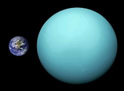 Porovnání velikosti Země a Uranu. Namodralou barvu plynného obra způsobuje metan v jeho atmosféře, který pohlcuje červenou složku spektra slunečního záření. Kredit: ze snímků NASA (volné dílo) vytvořil Orange-kun, Wikipedia