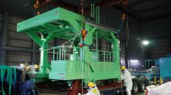 Z bloku čtyři bylo v prosinci 2025 odvezeno i zařízení využívané při manipulaci s palivovými soubory při jejich vyvážení (zdroj TEPCO)