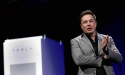 Foto: Elon Musk představuje Powerwall, rozhodující článek, který by měl přispět k širšímu využití obnovitelných zdrojů energie. (YouTube / Tesla Motors)