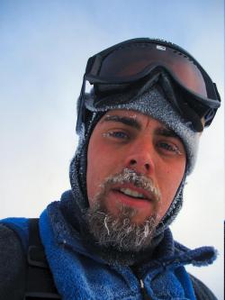 Profesor Chris Polashenski, geofyzik: „Klimatologům se do výpočtů vetřel šotek. Postupné slepnutí přístrojů považovali za zvyšující se znečištění grónského sněhu.“ (Kredit: Cold Regions Research and Engineering Laboratory)