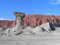 Snímek, zobrazující sedimenty geologického souvrství Ischigualasto na území argentinské provincie San Juan. Po dlouhou dobu byly nejstarší kosterní fosilie dinosaurů známé právě z tohoto souvrství, dnes ale víme, že zhruba o 2 miliony let starší jsou fosilie z brazilského souvrství Santa Maria. Právě výzkum v souvrství Ischigualasto však může výrazně napomoci při pátrání po evolučních počátcích dinosauří „dynastie“. Kredit: M.Bustos; Wikipedie (CC BY-SA 4.0)