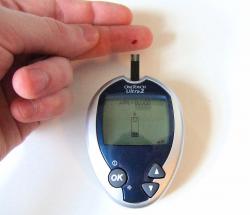 Jednorazové vyšetrenie glykémie pomocou glukometra - stále štandard v diabetológii. Kredit: Onetouch (onetouch.com).