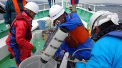 Inspektoři MAAE při kontrole metodiky odběru mořských vzorků u jaderné elektrárny Fukušima I, vzorky se zkoumaly i v zahraničních laboratořích (zdroj MAAE).