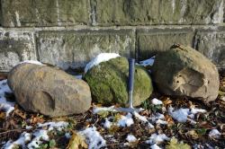 Vlevo dva čedičové valouny, vpravo valoun pískovce u zídky poblíž zaniklého čedičového lomu Jiřího Tomsy na ulici Bronzová, Slezská Ostrava. Foto: A. Uhlíř, listopad 2023.