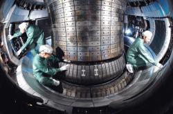 Instalace pokrytí přední vnitřní stěny vakuové nádoby tokamaku ASDEX Upgrade (zdroj Max Planck Institute for Plasma Physics).