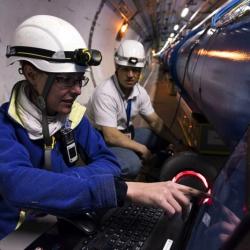 Inženýři CERNu rentgenují místo se zkratem v LHC. Kredit: Maximilien Brice / CERN.