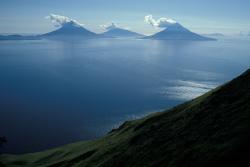 Uhrančivé panorama Islands of the Four Mountains. Kredit: Bailey, Ed - U.S. Fish and Wildlife Service.