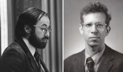 David Baltimore (vlevo). Od roku 1975 nositel Nobelovu cenu za fyziologii a lékařství, za objevy týkající se interakce mezi nádorovými viry a genetickým materiálem buňky.  (Foto je 70. let 20. století. Autor neznámý, volné dílo). Howard Temin (vpravo) průkopník v poznání funkce reverzní transkriptázy, rovněž nositel Nobelovy ceny za fyziologii (1975). Kredit: University of Wisconsin.