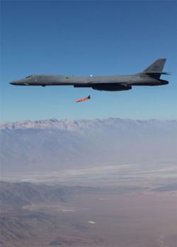 Bombardér B-1B Lancer vypouští střelu AGM-158 JASSM. Kredit: US Air Force / Wikimedia Commons.