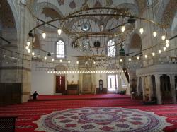 Uvnitř osmanské mešity Selimiye Camisi.V každé mešitě je prostor pro modlení a na  zdí je výklenek zvaný mihráb. Ten ukazuje, kterým směrem je Mekka. Kredit: Osel