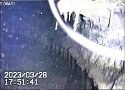Snímek podvodního robota z prohlídky vnitřní části nosného fundamentu uvnitř kontejnmentu prvního bloku (zdroj TEPCO)