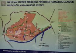 Informační tabule s mapou naučné stezky na Landeku. Místo nálezu Petřkovické venuše označeno červenou číslicí 2 cca 150 m severovýchodně od bývalé ředitelské vily (červená trojka). Foto: A. Uhlíř, 2023.