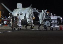 Utajovaný raketoplán X-37B. Kredit: USAF/Vandenberg Air Force Base.
