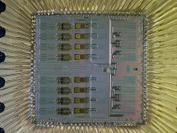Čip ADC pro detektor ATLAS. Kredit: R. Xu.