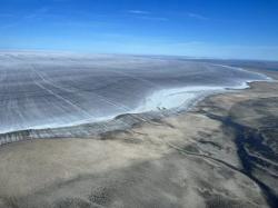Letecký snímek ledovce Barnes Ice Cap se zřetelnou hranicí největší rozlohy v 60. letech. Kredit: Nicolás Young.
