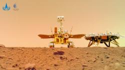 Vozítko Ču-Žung a přistávací modul, který jej dopravil na Mars vyfocený malou mobilní kamerou, kterou vozítko umístilo na povrch Marsu (zdroj CNSA).