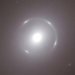 Einsteinův prstenec v galaxii NGC 6505 v detailu. Zdroj: https://www.esa.int/