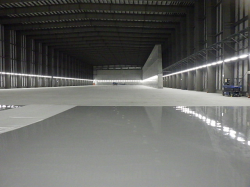 Vnitřní prostory skladu pro pevný jaderný odpad dokončeného v květnu 2025 – budova číslo 10 (zdroj TEPCO)