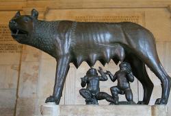 Nejznámější z dvojčat  - zakladatelé Říma. Traduje se, že socha bratrů pohozených kdysi dávno u Tibery, je z 5. století př. n. l. Jejím autorem měl být neznámý etruský umělec. Jenže socha vlčice je odlita vcelku a to antičtí umělci neuměli. Bronzové sochy dělali, ale jen z plátů. Fyzikům se materiál sochy jeví až na století třinácté (našeho letopočtu).  Kunsthistorici také mají námitky. Podle nich je z vlčice cítit napětí, které umocňují vztyčené uši. Evidentně je v pozoru a pozoruje blížící se nebezpečí. Lidské postavičky jsou netečné k tomu, co se děje v okolí, což by se ještě dalo omluvit, nicméně jsou vytvořeny ve stylu, který odpovídá až renesanci. Jejich verdikt zní, někdo je přidal až ve století patnáctém. Za otce obou dvojčat se vydává jistý Mart, ale z dnešního pohledu ani to už nemusí být pravda. Vrah Romulus mohl být jen nevlastním bratrem Rema... (Kredit: Jean-Pol GRANDMONT, Palazzo Conservatori )