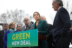 Greendeal podle Wikipedie. Nejvíce prý nenávidí blahobyt a veselí. Kredit foto: Nová naděje z ČechAutor: Senate Democrats – GreenNewDeal_Presser_020719 (26 of 85), CC BY 2.0,