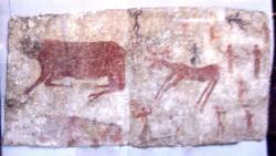 Nástěnné malby z Çatal Hüyüku – býk, jelen a lidé. (Foto Georges Jansoone – JoJan, Museum of Anatolian Civilizations, Ankara Turecko, CC BY-SA 3.0)