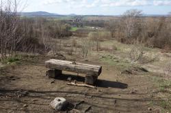 Pohled z Hončovy hůrky směrem na jihozápad. Vlevo Libhošťská hůrka (494 m n. m.). Foto: A. Uhlíř, březen 2024.