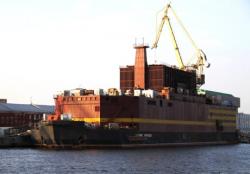 Loď s vybavením pro pozemní část plovoucí jaderné elektrárny Akademik Lomonosov dorazila do Peveku (zdroj Rosenergoatom).
