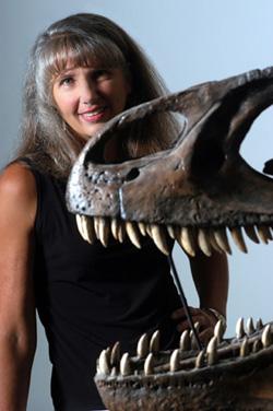 Mary Higby Schweitzer, objevitelka červených krvinek a jiných „měkkých tkání“ ve fosilizovaných kostech tyranosaura B-rex (MOR 1125) s odhadovaným stářím 65 milionů let.