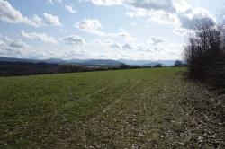 Panorama Moravskoslezských Beskyd. Pohled z Hončovy hůrky směrem na jih. V pozadí Radhošť (1129 m n. m.), vpravo v popředí Bílá hora (556 m n. m.) ve Štramberku. Foto: A. Uhlíř, březen 2024.