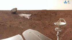 Vozítko Ču-žung vyfotografovalo i padák, který umožnil jeho přistání na Marsu (zdroj CNSA).