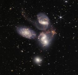 Záběr skupiny pěti galaxií Stephanův kvintet pořízený Webbovým dalekohledem. Gravitační interakce mezi galaxiemi vede k vytváření rázových vln v plynu a intenzivní tvorbě hvězd (zdroj NASA).