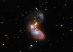 Splynutí dvou galaxií v systému II ZW 96 studované Webbovým dalekohledem (zdroj NASA).