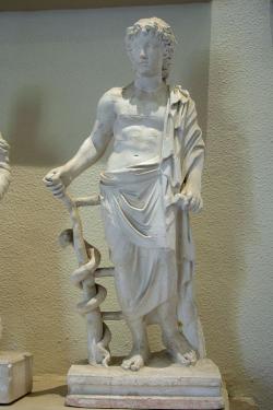 Mladý Asklépios s hadem, Epidauros, helénistická doba. Kredit: Wikimedia Commons.