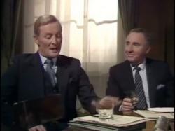 Sir Richard Wharton a Sir Humphrey Appleby ve známém britském seriálu Jistě, pane premiére. Zdroj: https://pbs.twimg.com/