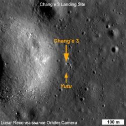 Fotografie přistávacího modulu Čchang-e 3 a Nefritového králíka pořízené americkou měsíční družicí LRO (zdroj NASA).