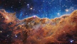 Mlhovina Carina v souhvězdí Lodní kýl. Jde o další kolébku hvězdné tvorby. Infračervené záření zviditelní rodící se hvězdy a umožní je vidět i přes vrstvy plynu (zdroj NASA).
