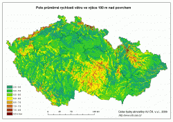 Průměrné rychlosti větru v České republice. Podle autorů mapy je v ní však ze současné perspektivy mírná tendence k nadhodnocování hlavně v oblasti Českomoravské vrchoviny [2] (Zdroj Ústav fyziky atmosféry AV ČR).