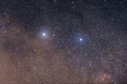 Alfa a beta Centauri, krožkem je označeno místo s Proximou Centauri. To by mohly být první cíle mezihvězdného letu (Skatebiker, Wikipedia).