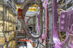 Sestavování sektorů vakuové nádoby se přerušilo kvůli defektům a bude realizováno teprve po jejich opravě (zdroj ITER).