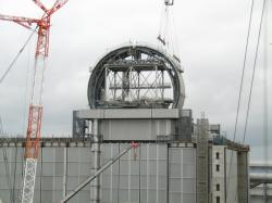 Budování nové horní části zničeného třetího bloku v elektrárně Fukušima I, po instalaci jeřábů bude možné vyvézt bazén pro vyhořelé palivo (zdroj TEPCO).