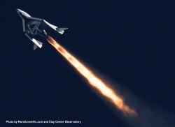 Snímek letu suborbitální lodi SpaceShipTwo v dalekohledu během zkušebního letu v roce 2013 (zdroj MarsScientific.com and Clay Center Observatory).