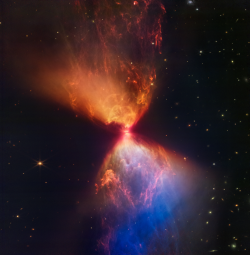 Webbův dalekohled umožňuje zviditelnit protohvězdu uvnitř temné prachové a plynové mlhoviny L1527. Pozorujeme tak zrod hvězdy a pravděpodobně i planetárního systému zdroj NASA).