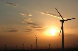 Čína rozvíjí všechny nízkoemisní zdroje. Jedna z moderních čínských větrných farem. (zdroj Wikipedie).