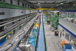 Testovací linka o délce 95 m pro zkoušení magnetů připravovaných pro HL-LHC byla uvedena do provozu a ochlazena na héliové teploty 1,9 K (zdroj CERN)